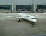 Airbus A 321-200 der Lufthansa auf dem Flughafen Frankfurt/ Main am 10.03.2012. Die Maschine bezieht ihre Parkposition