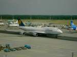 Boeing 747-400 der Lufthansa rollt zur Parkposition