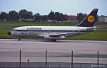 D-ABHU  Konstanz , B 737-230 Adv. der Lufthansa rollt in Mnchen-Riem zum Start. 24.06.1991 (Scan vom Dia)
