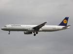 Ein Airbus A 321 der Lufthansa schwebt in Frankfurt am Main am 16.07.2008 ein.