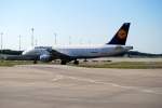 Der Airbus A320-200 Schwerin D-AIPW der Lufthansa rollt am 27.07.08 in Hamburg zum Start.