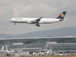 Landung eines Airbus A 340 der Lufthansa in Frankfurt am Main am 16.07.2008.