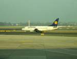 Boeing 737-500 (D-ABIU), der Lufthansa, rollt auf dem Flughafen Düsseldorf zum Take off. 22.03.2013