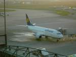 Boeing 737 der Lufthansa steht in Stuttgart am Gate.(27.12.06)