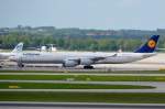 D-AIHS Lufthansa Airbus A340-642  am Gate in München   10.05.2015