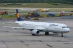 D-AIDU Lufthansa Airbus A321-231 zum Gate in Hamburg am 15.06.2015