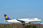 Lufthansa Airbus A320-200 D-AIPB bei der Landung in Hamburg Fuhlsbüttel am 02.04.15