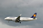 Lufthansa Airbus A320neo D-AINA im Anflug auf Hamburg Fuhlsbüttel am 02.07.16