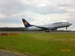Eine Boeing 737-300 der Lufthansa startet am Bremer Flughafen.