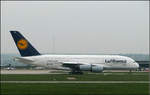 . Ein Stuttgarter Wahrzeichen im Hintergrund -

Nur im Dunst ist der Stuttgarter Fernsehturm zu erkennen, als die Lufthansa A380-800 Frankfurt am Main, D-AIMA zu ihrer Startposition rollt.

02.06.2010 (J)