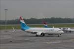 . LX-LGV,  Boeing 737-8C9, von Luxair ist vor kurzem auf dem Flughafen in Luxemburg gelandet und ist auf dem Weg zu ihrem Gate.  16.10.2015.