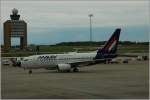 Malv HA-LOI Boeing 737-700 bei der Ankunft in Budapest-Ferihegy (BUD) am 21. Juni 2010 (fotografiert aus der Abfahrtshalle).