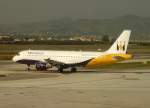 Jet der Monarch Airlines (Großbritannien) ist am 05.12.2007 eben auf dem Flughafen Valencia gelandet.
