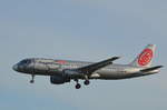 Niki Airbus A320 D-ABHL (fliegt für Air Berlin) vor der Landung in Hamburg Fuhlsbüttel am 06.07.17