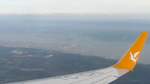 Blick auf die Tragfläche der Pegasus Airlines - TC-CPE - Boeing 737-82R auf dem Landeanflug zum Istanbul-Sabiha Gökçen Airport (SAW) am 30.3.2016 
Dahinter kann man den Ölhafen von Körfez erkennen.