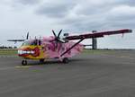Pink Aviation Services, Short SC-7 Skynan 3, OE-FDN auf dem Vorfeld in Gera (EDAJ) am 1.9.2018 (linke Seitenansicht- auch im Video zu sehen)