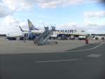 Ryanair (EI-EBK) wird abgefertigt und fliegt nach Rom.Aufgenommen am  Flughafen Niederrhein.(18.10.09)