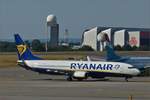 EI-EFH, Boeing 737-8AS, der Ryanair ist aus Porto in Luxemburg gelandet und nähert sich dem Gate.