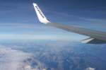 Die Tragflche einer Ryanair 737-800 auf dem Flug von Frankfurt-Hahn nach Palma de Mallorca am 11.10.2009 ber den franzsischen Alpen.