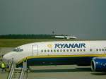Boeing 737 der Ryanair wird fr den Pushback vorbereitet. Flughafen Hahn am 27.07.06