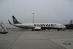 Am 8.6.2011 steht die nagelneue Boeing 737 von Ryanair zu ihrem Flug nach Riga bereit.