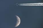 Ryanair B737-800 passing the moon, 10.05.08, (EOS40D + Sigma 50-500)