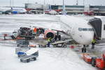 Flugzeugabfertigung einer SAS Maschine in Stockholm Arlanda (ARN) am 23.01.2015