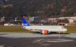 SE-ROG (Airbus A320-251N) der SAS hat am 07.01.2023 den Flughafen Innsbruck (INN) aus Richtung Kopenhagen (CPH) erreicht und dreht nun zur Parkposition herein.