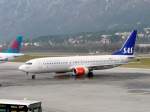 Boeing 737-883 der Scandinavian Airlines-SAS (IN-RPN) am Flughafen Innsbruck Kranebitten.