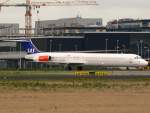 SAS MD-82 LN-ROT auf dem Taxiway zum Gate in AMS / EHAM / Amsterdam am 12.07.2007