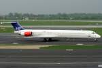 SAS MD82 LN-RLR rollt auf dem Taxiway zur 23L in DUS / EDDL / Dsseldorf am 16.04.2009
