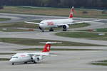 Swiss Boeing B777 HB-JNB und Avro RJ100 HB-IYZ beide gerade auf RWY 14 gelandet.
Zürich-Kloten Airport, 20.03.2017.