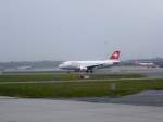 Ein Jet der Swiss auf der Startbahn in Hamburg am 13.04.08