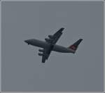 Swiss BAe Avro RJ100 berfliegt am 08.04.2013 den Bahnhof von Luxemburg und wird in krze auf dem Flughafen Findel landen.