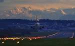 Blick ber die Piste 14 mit einer landenden Swiss Maschine auf den Flughafen Zrich in der Dmmerung am 19.11.2010