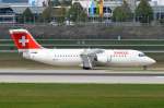 HB-IXP Swiss British Aerospace Avro RJ100   zum Gate am 10.09.2015 in München