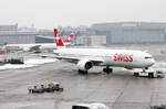 Swiss Boeing 777-3DE(ER) HB-JNB wird zum Gate geschleppt Zürich 20.1.2017