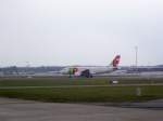 Ein Jet der TAP Air Portugal wartet am 13.04.08 in Hamburg auf Startfreigabe.