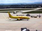 Boeing 737-800 der Tuifly rollt in Stuttagrt zur Abstellposition. 30.05.2007.