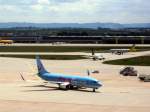 Boeing 737-800 der Tuifly( hier noch in Farben von Hapagfly) rollt in Stuttgart zur Parkposition. 30.05.2007.
