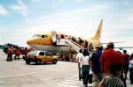 Jetzt geht's zurck:  Das Einsteigen in eine Boeing 737-700 der TUIfly am 10.06.2007 auf dem Flughafen Porto (Portugal)
