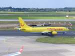 Eine  gelbe  Maschine von TUIFly am Dsseldorfer Flughafen.