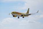 Eine Boeing 737-800 der Tuifly im Landeanflug auf Hamburg Fuhlsbttel am 01.06.11
