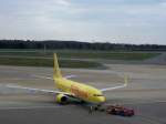 Eine Boeing 737-800 von Tuifly beim Pushback in Hamburg.