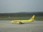TUIfly.com hat das Ziel Köln/Bonn Airport erreicht und rollt
zum Ankunfts-Terminal.(24.04.2008)