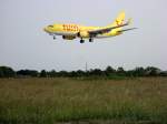 Boeing 737 von Tuifly kurz vor dem aufsetzen in Hamburg Fuhlsbttel am 29.05.08