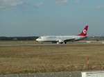 Boeing 737-800 von Turkish Airlines landet in Stuttgart.