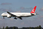 Turkish Airlines Boeing 777-3F2ER TC-JJY bei der Landung in Amsterdam 13.6.2020