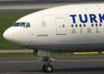 Turkish Airlines, TC-JJC, Boeing 777-300 ER  Karadeniz  (Manchester United-Sticker ~ Nase/Nose), 29.04.2011, DUS-EDDL, Düsseldorf, Germany     