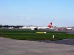 Ein A321 der Turkish Airlines auf der Runway in Hamburg am 04.05.08